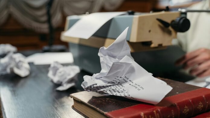 Nekrolog by měl citlivě připomenout život zesnulého, jeho osobnost i vzpomínky, které po sobě zanechal. Důležitá je nejen forma, ale i úcta a autenticita textu.