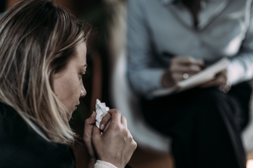 Žena během rozhovoru s terapeutkou mluví o svých emocích a životních změnách.