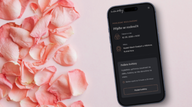 Mobilní telefon na růžovém pozadí zobrazuje ukázkový smuteční profil Heleny Procházkové na portálu Memoáry s integrovaným tlačítkem pro doručení květin.