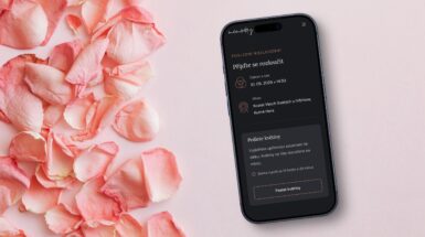 Mobilní telefon na růžovém pozadí zobrazuje ukázkový smuteční profil Heleny Procházkové na portálu Memoáry s integrovaným tlačítkem pro doručení květin.