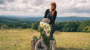 Přírodní pohřeb: Petra ukládá urnu na rozkvetlé louce s výhledem do lesů.