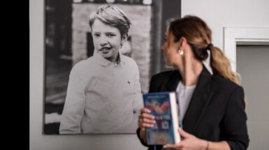 Magdaléna Fiala se dívá na černobílý portrét svého syna Matyáše a drží knihu Počkej na mě v nebi, MaTYáši